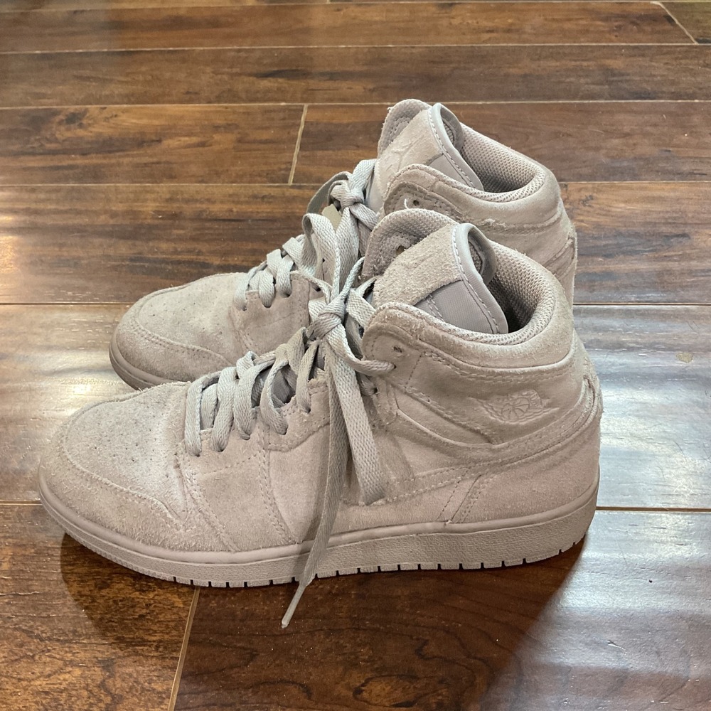 Nike Air Jordan 1 Retro High BG Wolf Grey Suede Sneakers 705300-031 Kids 5Y shoe
